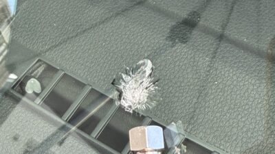 トヨタ ルーミーカスタム 飛び石被害によるド派手なヒビのリペア 足柄郡