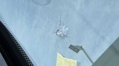 トヨタ  ランドクルーザープラド  飛び石被害による派手なヒビ  横浜市